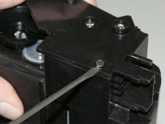 Wyjmujemy w bocznej klapie metalowy pin za pomocą płaskiego wkrętaka.