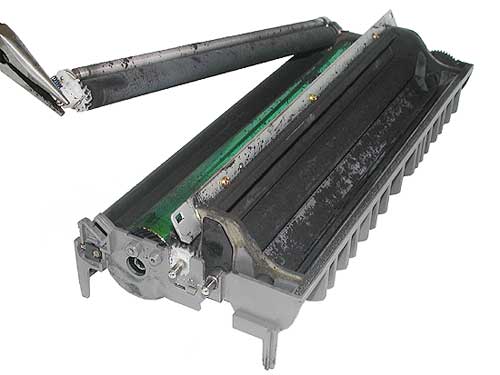 Wyjęcie elektrody ładującej PCR - OKI Okipage 14e