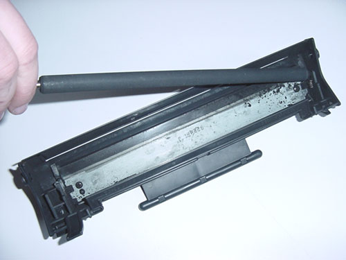 Wyjęcie elektrody ładującej PCR - HP LJ 5L