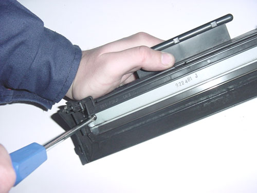 Odkręcenie listwy czyszczącej Wiper blade - HP LJ 5L