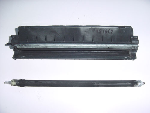 Wyjmujemy wałek magnetyczny Mag roller i odkręcamy listwę podającą Doctor blade HP LJ 5L