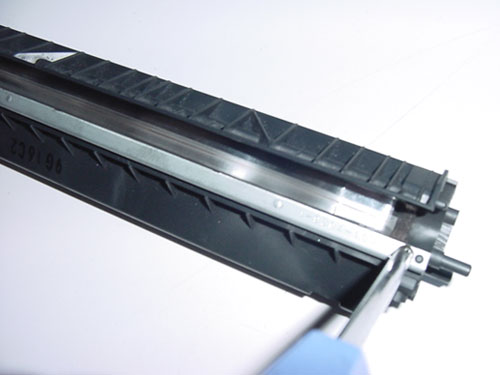 Przykręcenie listwy podającej Doctor blade - HP LJ 5L