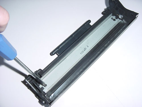 Przykręcenie listwy czyszczącej Wiper blade - HP LJ 5L