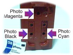 Zdejmujemy etykiętę i bardzo powoli strzykawką napełniamy otwory photo black cyan magenta kartridża photo HP 58