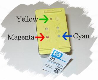 Zdejmujemy etykietę z oznaczeniami kartridża color HP typ 110 odsłaniając otwory napełniające dla cyan magenta yellow