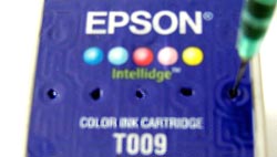Napełnianie strzykawką kartridża Epson T009